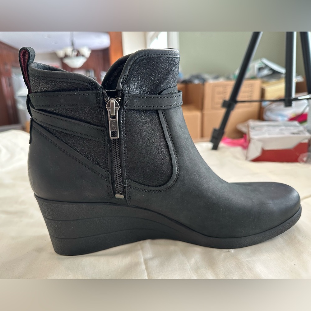 NEW IN BOX UGG Black Wedge Ankle Boots, Women’s 11, Emalie
